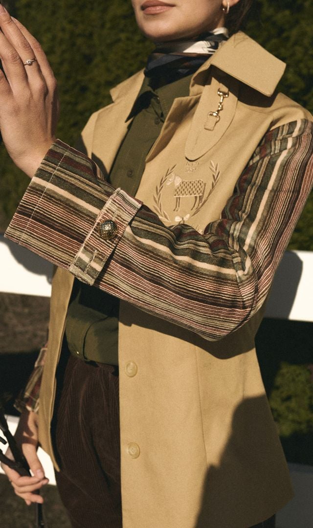 Countryside chic / Trenchcoat with striped sleeves